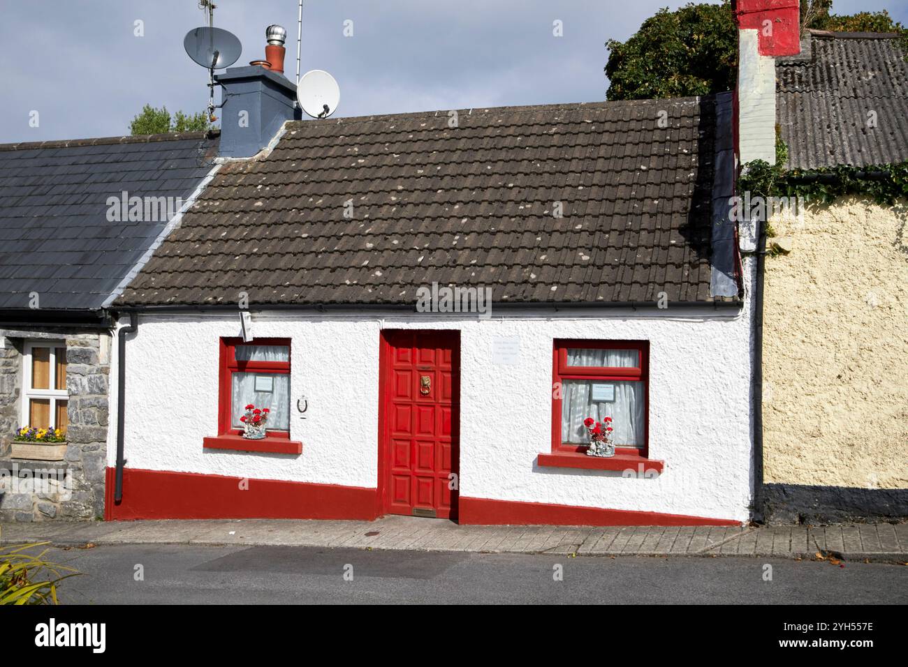 fila di vecchi cottage in pietra, tra cui la casa dei dying mans, utilizzata come location per le riprese del film the quiet man cong, contea di mayo, repubblica d'irlanda Foto Stock
