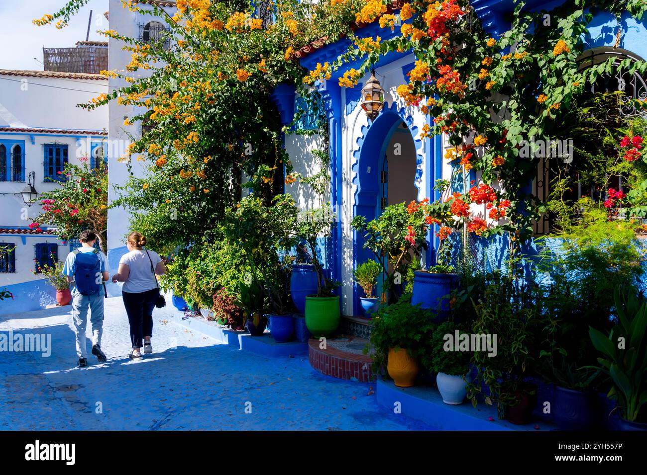 Due turisti che camminano per la strada di Chefchaouen, Marocco. Foto Stock