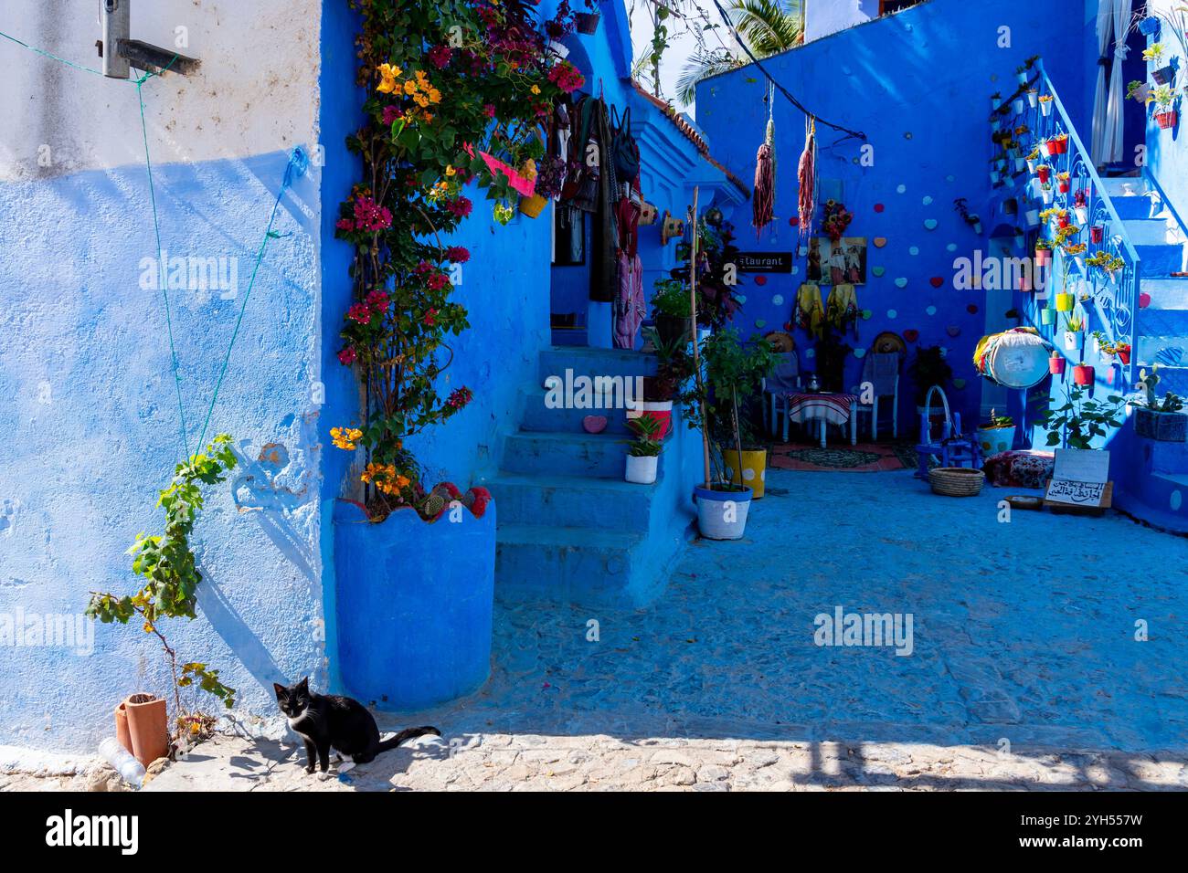 Chefchaouen, Marocco - 23 ottobre 2024: Case e strade di colore blu con souvenir turistici esposti in vendita a Chefchaouen, Marocco. Foto Stock