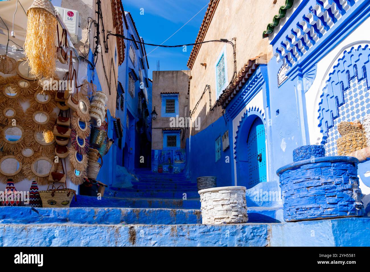 Chefchaouen, Marocco - 23 ottobre 2024: Case e strade di colore blu con souvenir turistici esposti in vendita a Chefchaouen, Marocco. Foto Stock