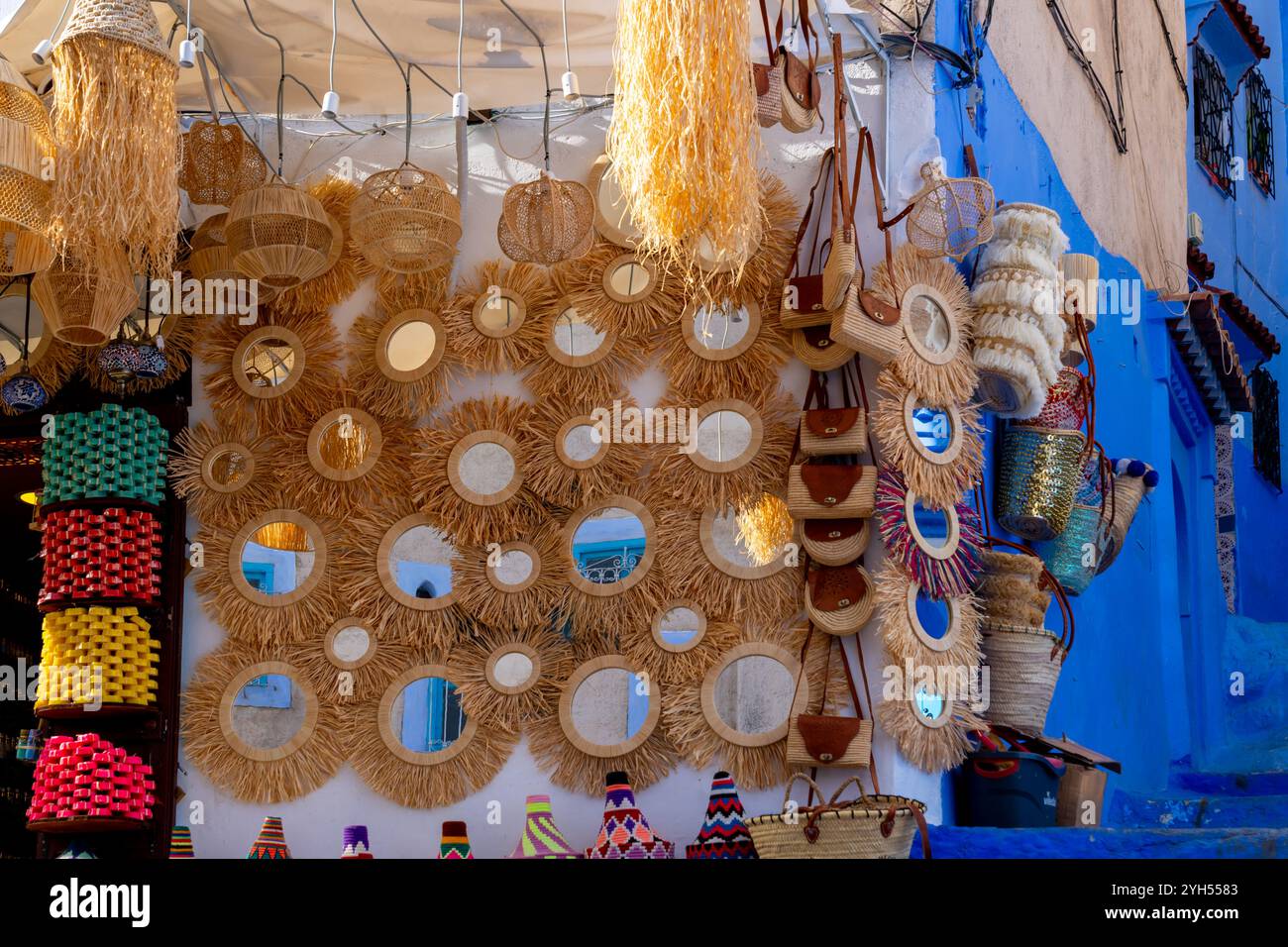 Un negozio con souvenir turistici esposti in vendita a Chefchaouen, Marocco. Foto Stock