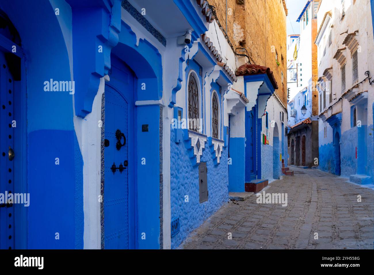 Case e strade di colore blu a Chefchaouen, Marocco. Chefchaouen è una piccola città delle montagne del Rif ed è spesso indicata come la "città blu" Foto Stock