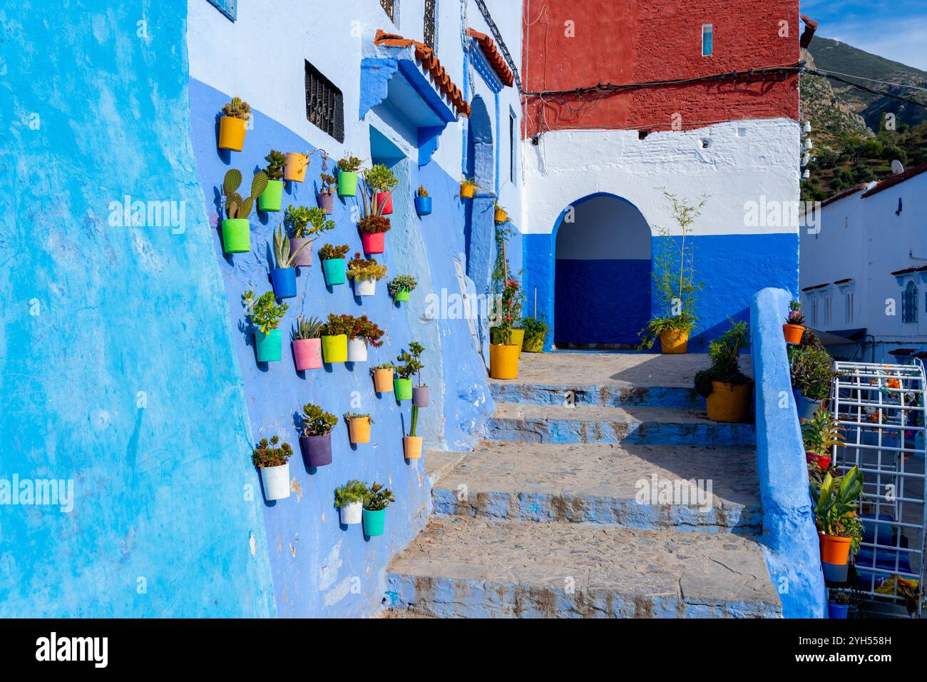 Chefchaouen, Marocco - 23 ottobre 2024: Case e strade di colore blu con souvenir turistici esposti in vendita a Chefchaouen, Marocco. Chefchaoue Foto Stock