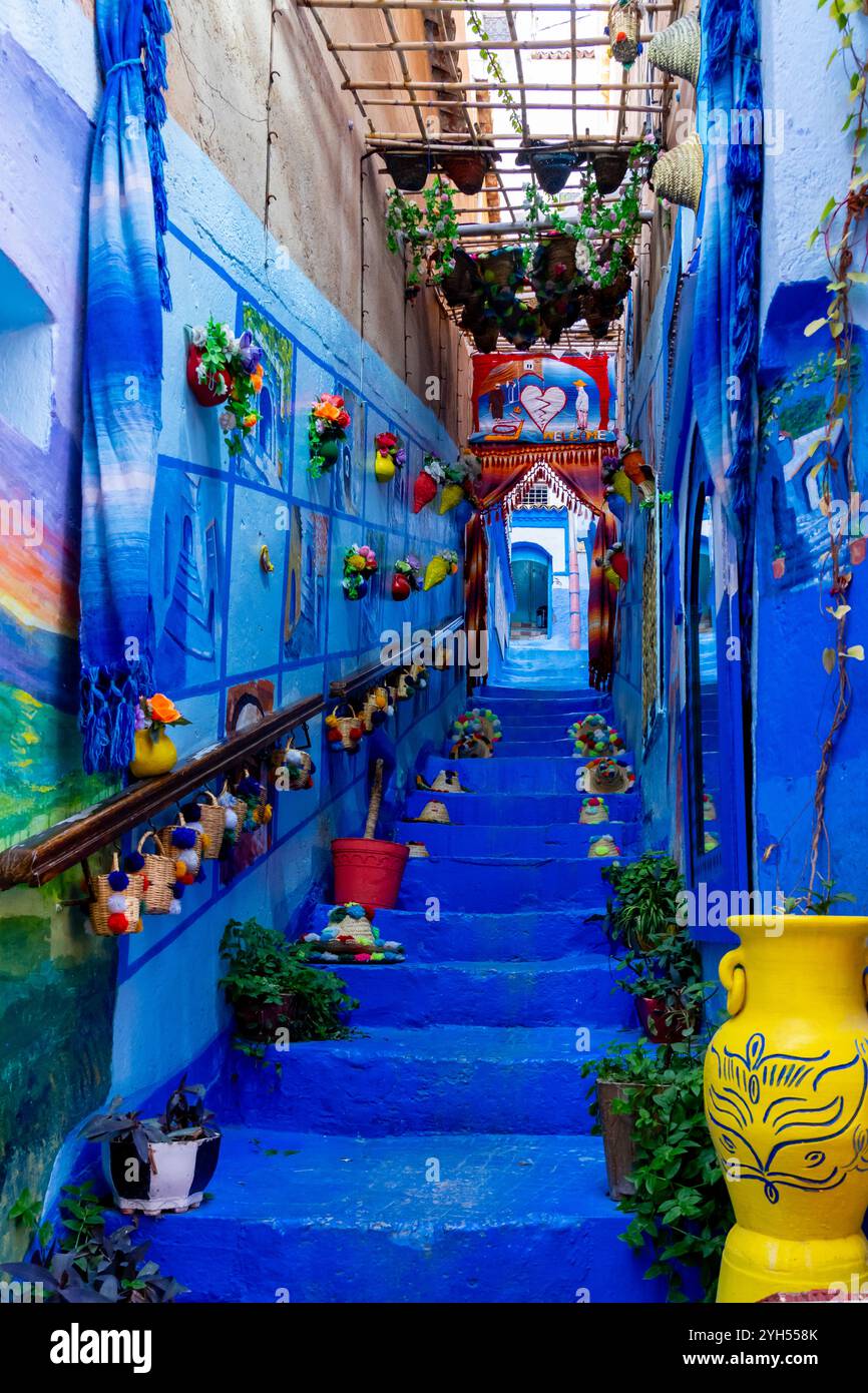 Chefchaouen, Marocco - 23 ottobre 2024: Case e strade di colore blu con souvenir turistici esposti in vendita a Chefchaouen, Marocco. Chefchaoue Foto Stock