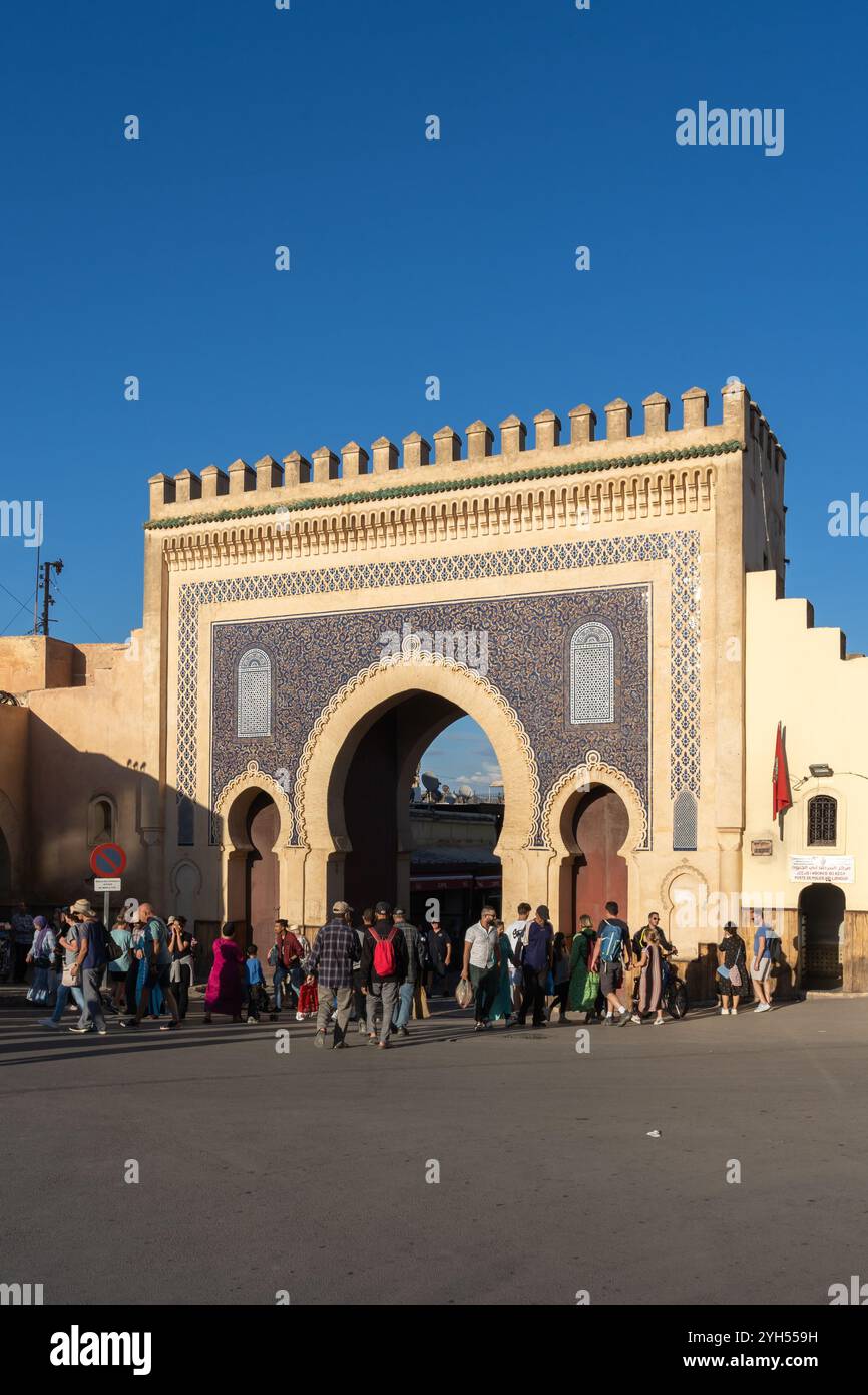 Persone di fronte a Bab Bou Jeloud (cancello blu) a Fez, Marocco. Foto Stock