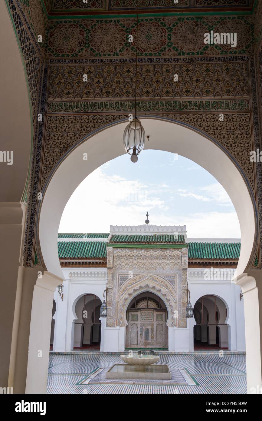Il cortile interno e l'edificio dell'Università di al-Qarawiyyin sono visibili attraverso una porta ad arco a FES, Marocco, africa. Al-Qarawiyyin è l'antico Foto Stock