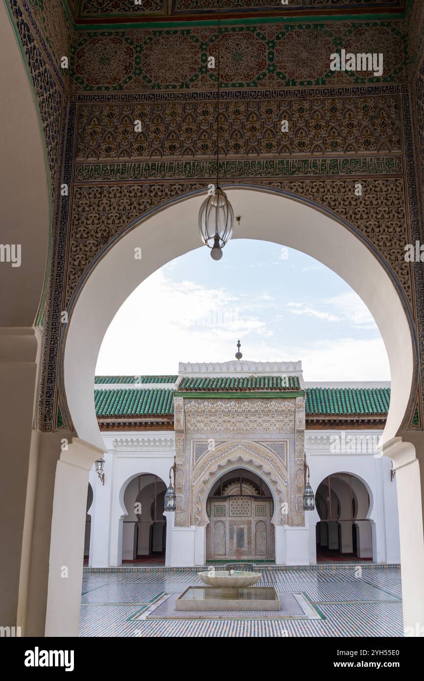 Il cortile interno e l'edificio dell'Università di al-Qarawiyyin sono visibili attraverso una porta ad arco a FES, Marocco, africa. Foto Stock