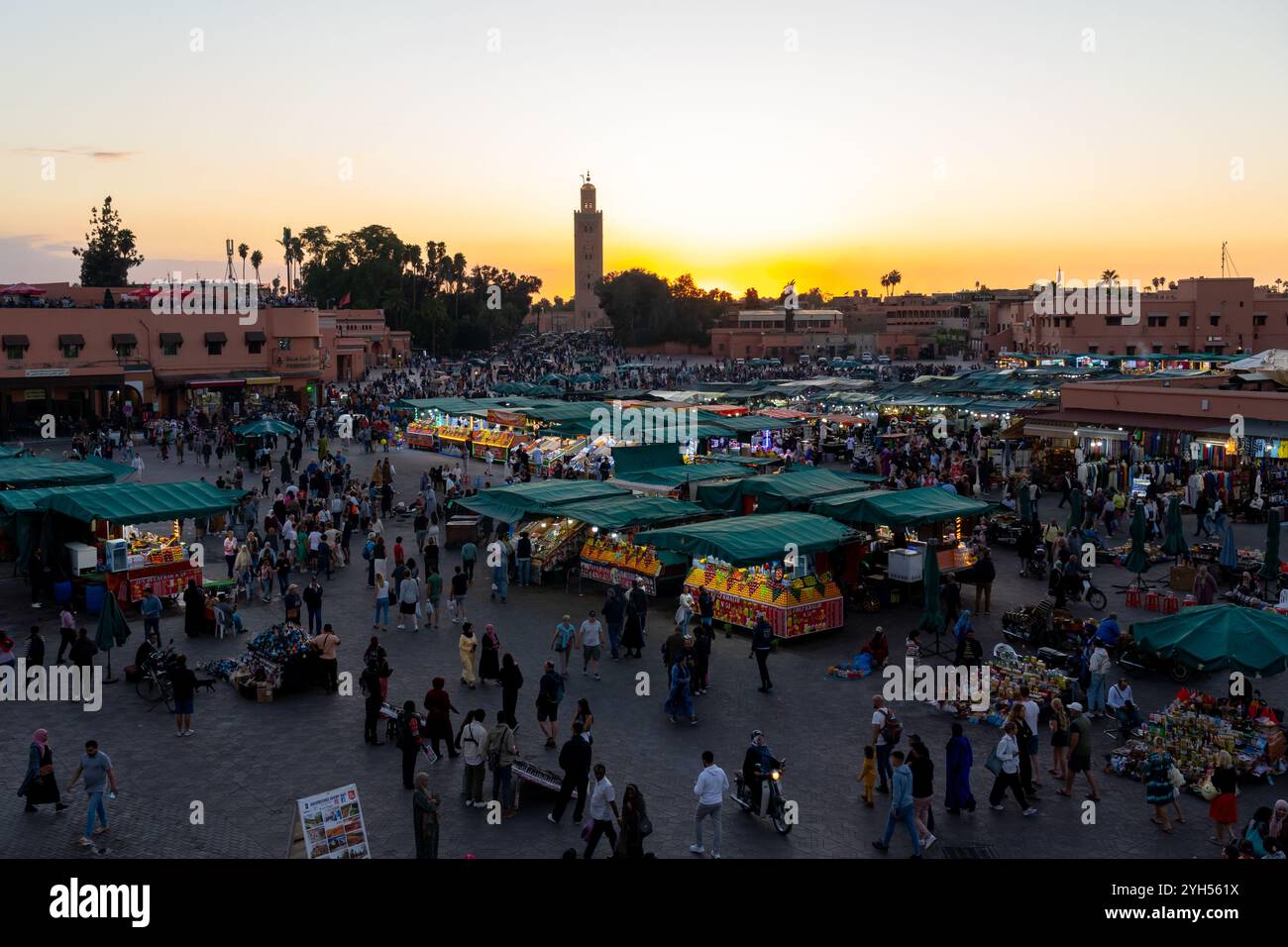 Guardando in basso su piazza Jemaa el-Fnaa al crepuscolo a Marrakech, in Marocco. Foto Stock