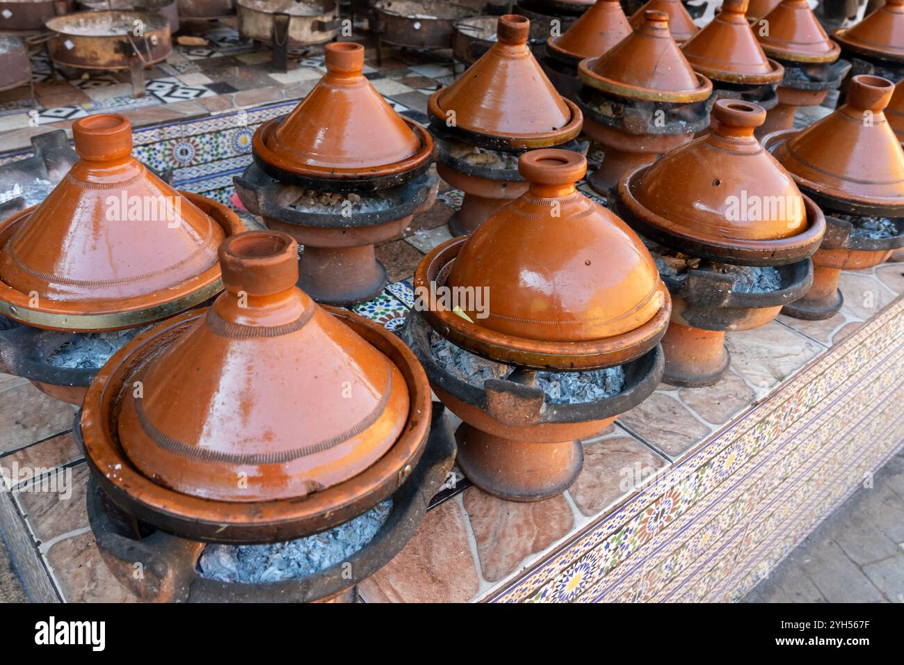 Tajine marocchine in ceramica cucinate su carboni caldi in un ristorante in Marocco. Foto Stock