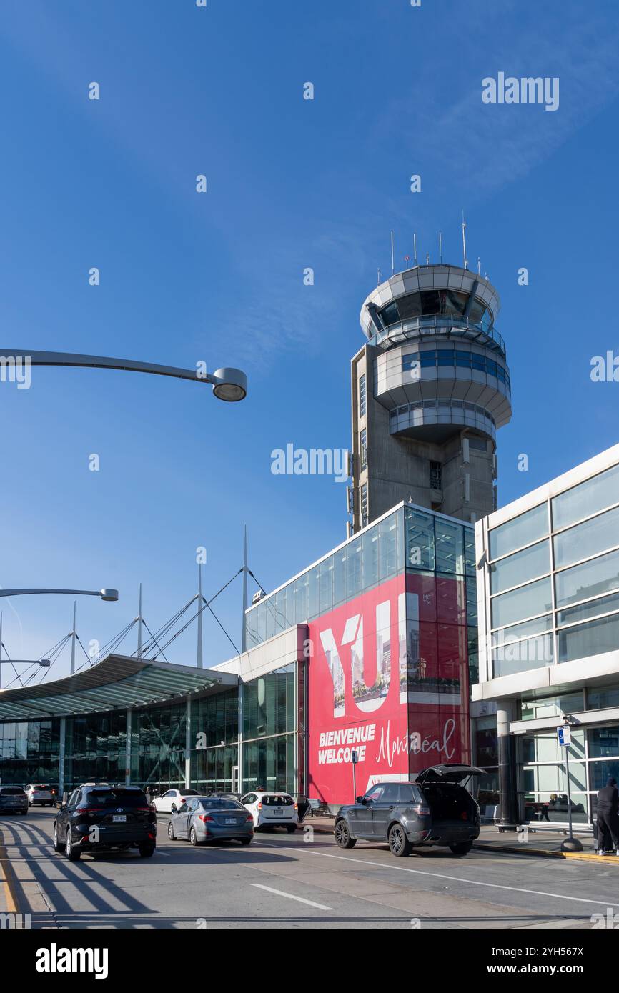 Il cartello di benvenuto dello YUL con la torre di controllo del traffico aeroportuale presso l'Aeroporto Internazionale di Montreal-Trudeau a Dorval, QC Foto Stock