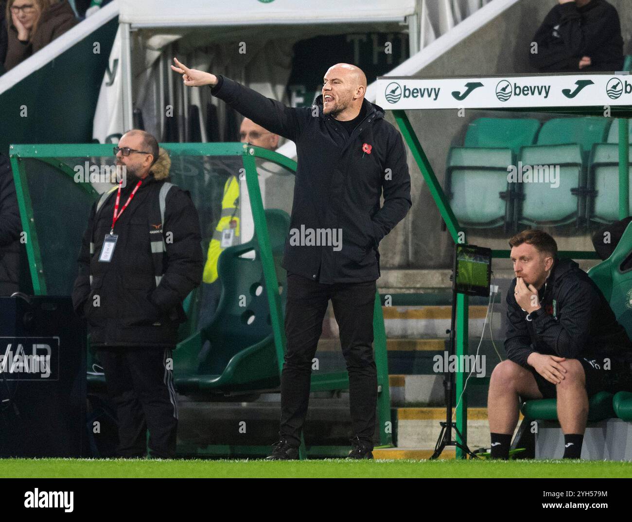 Edimburgo, Regno Unito. 9 novembre 2024. Scottish Premiership - Hibernian FC vs St Mirren FC 09/11/20/24 l'allenatore degli Hibs, David Gray, grida ai suoi giocatori mentre l'Hibs affronta St Mirren nella prima fase della Scottish Premiership all'Easter Road Stadium di Edimburgo, Regno Unito. Crediti: Ian Jacobs/Alamy Live News Foto Stock