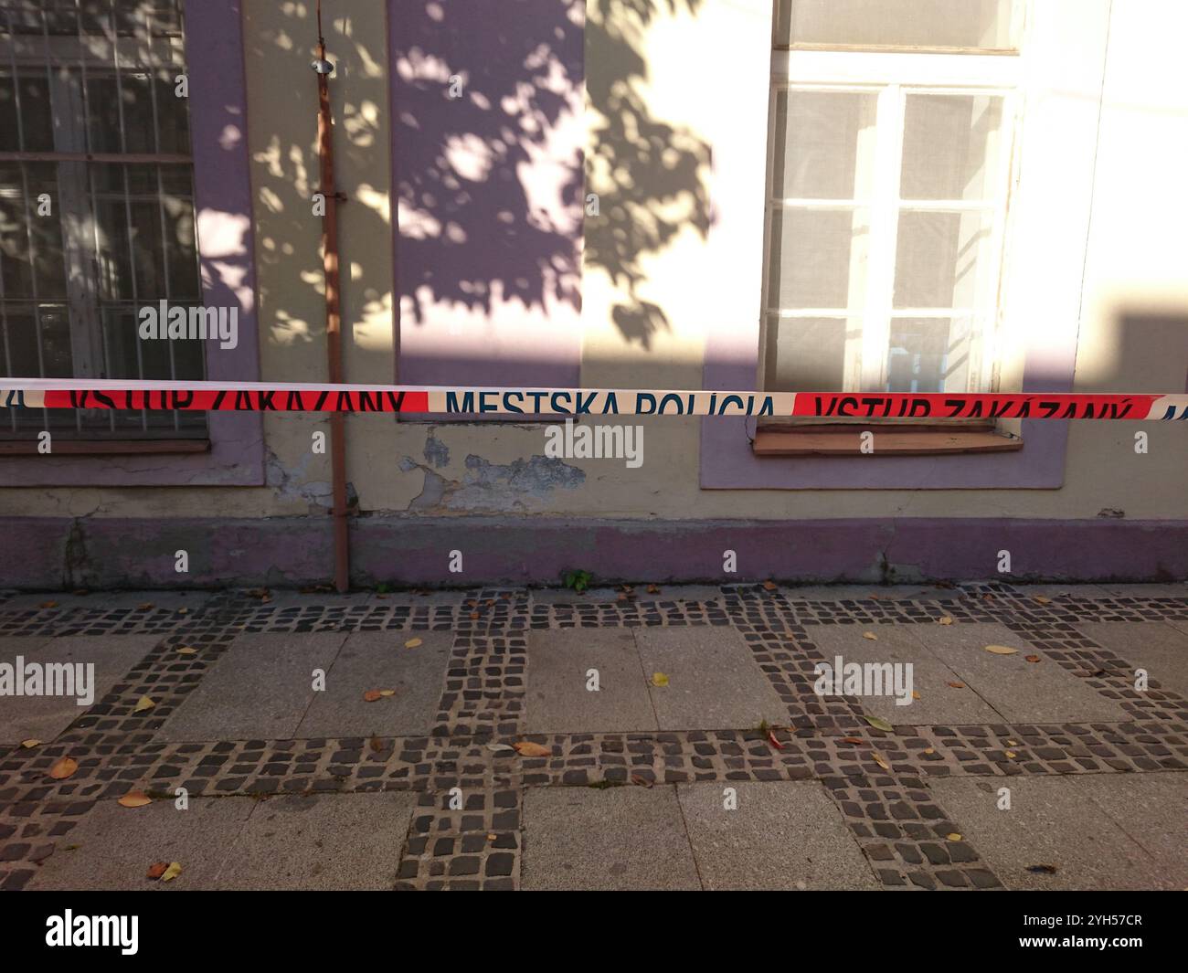 Nastro per l'ingresso della polizia municipale (Mestska Policia Vstup Zakazany) Foto Stock