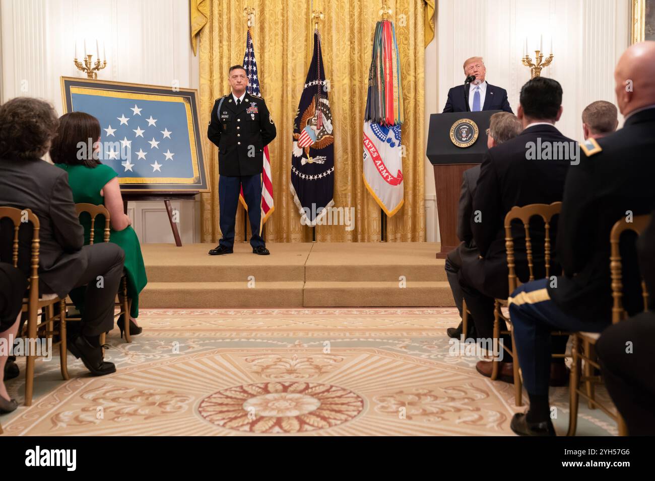 Washington, Stati Uniti d'America. 25 giugno 2019. U. Il presidente Donald Trump, a destra, pronuncia le sue osservazioni prima di presentare la Medal of Honor al pensionato sergente dell'esercito americano David Bellavia, a sinistra, durante una cerimonia nella sala orientale della Casa Bianca, il 25 giugno 2019 a Washington, DC. Bellavia ha ricevuto la più alta onorificenza delle nazioni per le azioni compiute durante la seconda battaglia di Fallujah. Crediti: Shealah Craighead/foto della Casa Bianca/Alamy Live News Foto Stock