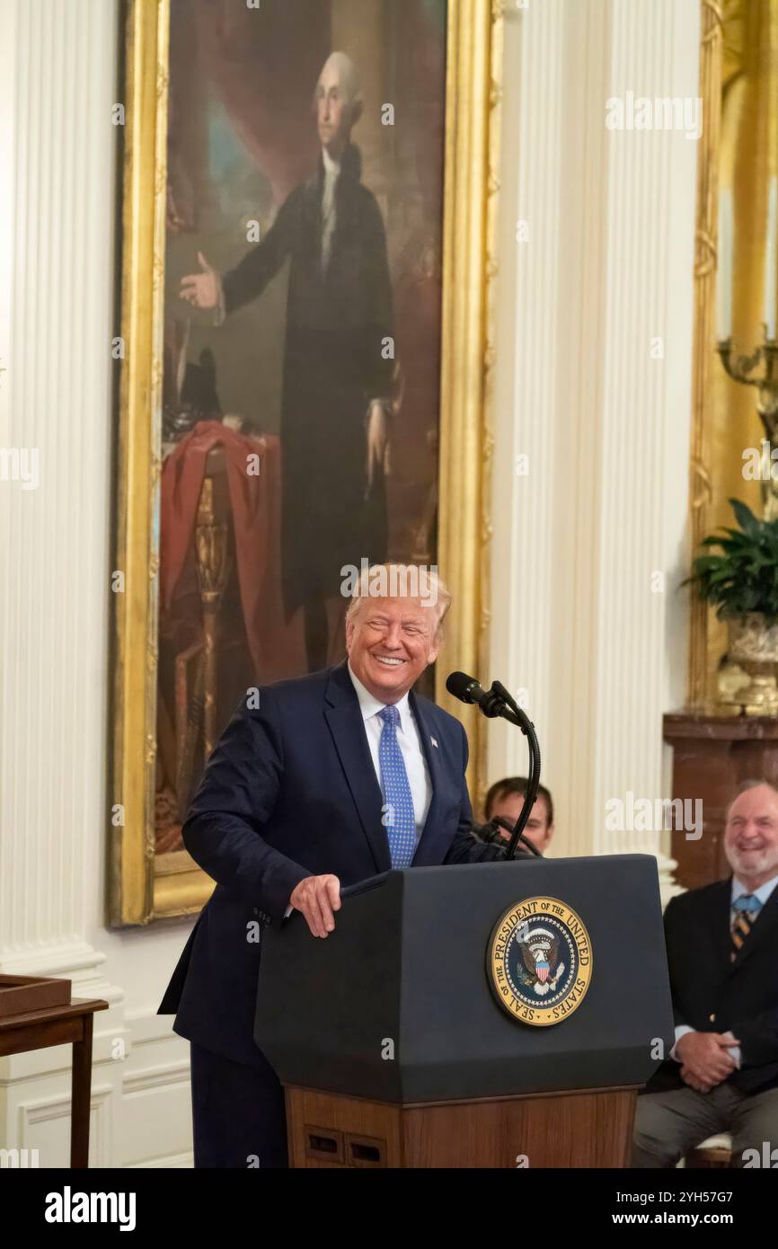 Washington, Stati Uniti d'America. 25 giugno 2019. U. Il presidente Donald Trump, pronuncia le sue osservazioni prima di presentare la Medal of Honor al sergente David Bellavia, in pensione, durante una cerimonia nella sala orientale della Casa Bianca, il 25 giugno 2019 a Washington, DC. Bellavia ha ricevuto il più alto riconoscimento delle nazioni per le azioni intraprese durante la seconda battaglia di Fallujah. Credito: Joyce Boghosian/foto della Casa Bianca/Alamy Live News Foto Stock