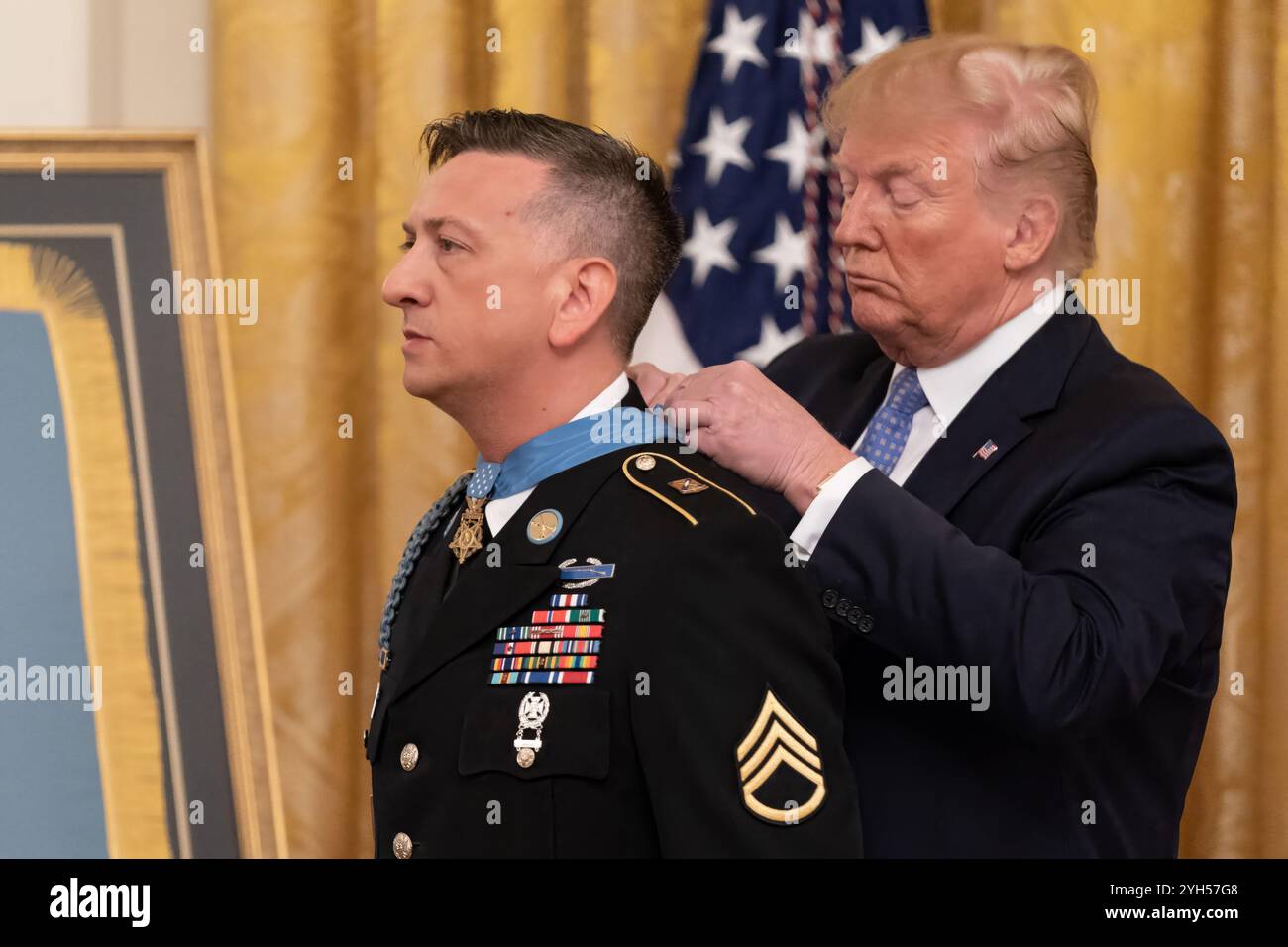 Washington, Stati Uniti d'America. 25 giugno 2019. U. Il presidente Donald Trump presenta la Medal of Honor al sergente David Bellavia, in pensione, durante una cerimonia nella sala Est della Casa Bianca, il 25 giugno 2019 a Washington, DC. Bellavia ha ricevuto il più alto riconoscimento delle nazioni per le azioni intraprese durante la seconda battaglia di Fallujah. Crediti: Shealah Craighead/foto della Casa Bianca/Alamy Live News Foto Stock