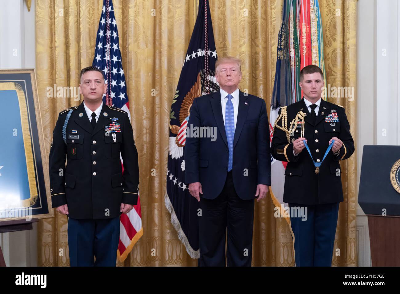 Washington, Stati Uniti d'America. 25 giugno 2019. U. Il presidente Donald Trump, al centro, ascolta la citazione prima di presentare la Medal of Honor al sergente David Bellavia, in pensione, a sinistra, durante una cerimonia nella sala orientale della Casa Bianca, il 25 giugno 2019 a Washington, DC. Bellavia ha ricevuto il più alto onore delle nazioni per le azioni intraprese durante la seconda battaglia di Fallujah. Crediti: Shealah Craighead/foto della Casa Bianca/Alamy Live News Foto Stock