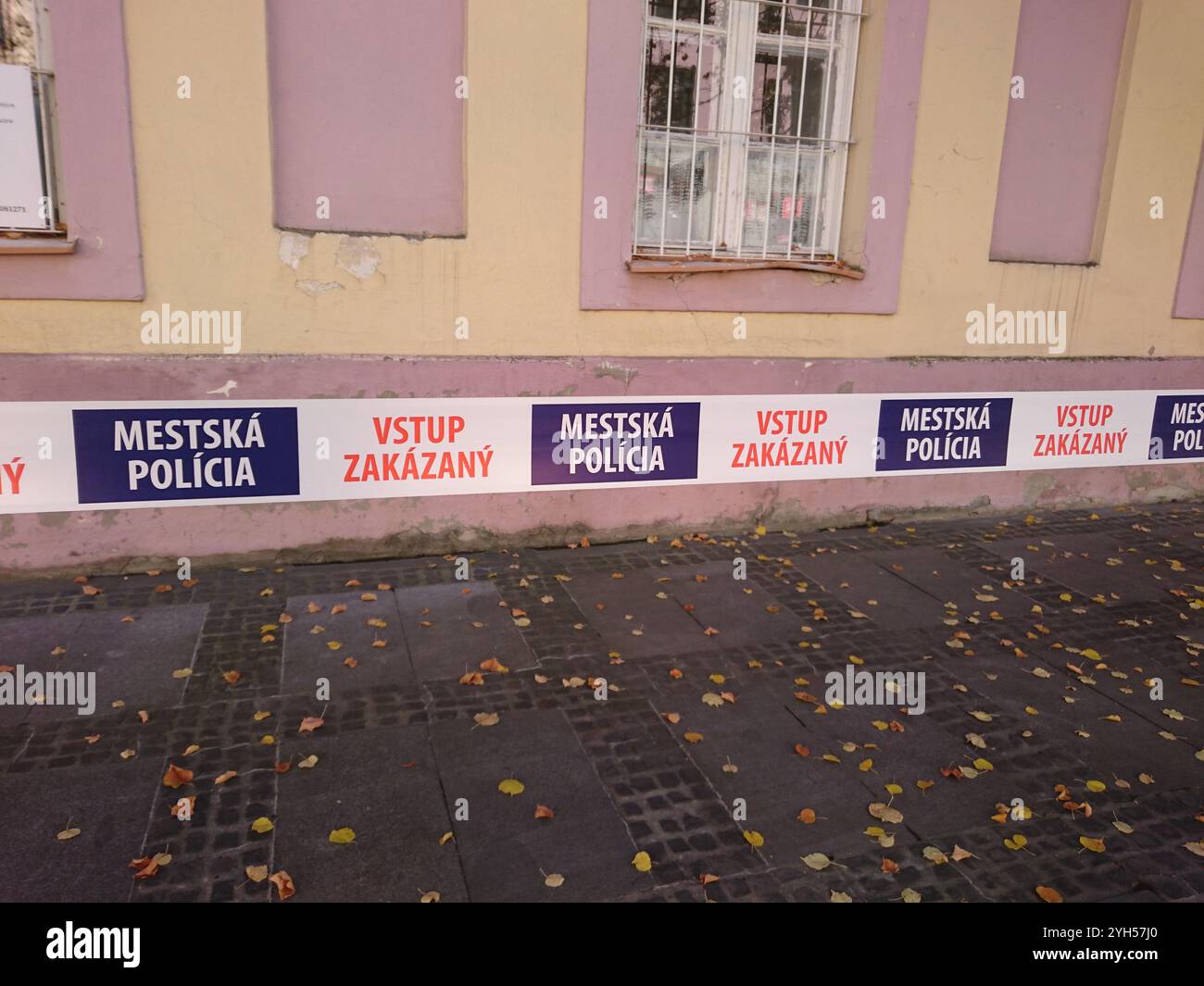 Polizia municipale senza ingresso (Mestska Policia Vstup Zakazany) nastro nel centro città Foto Stock
