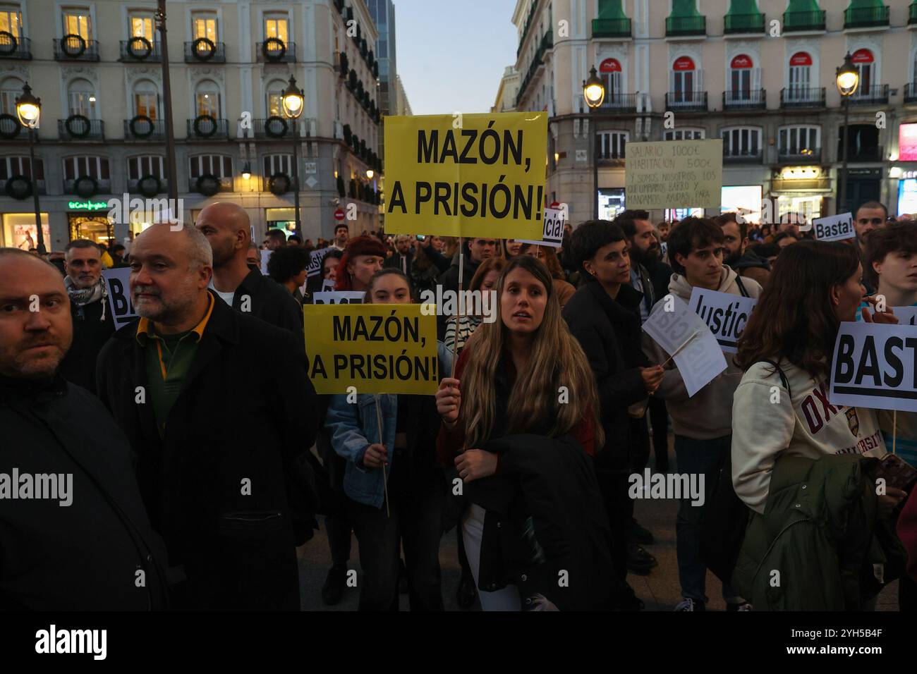 Madrid, Spagna. 10 novembre 2024. Decine di persone si sono riunite a Puerta del Sol a Madrid per partecipare alle manifestazioni che sono state convocate in Spagna per questo 9 novembre per chiedere le dimissioni del presidente della Generalitat Valenciana, Carlos Mazón, accusato di cattiva gestione durante la DANA che ha colpito la regione il 29 ottobre e che ad oggi ha causato la morte di oltre 200 persone. Crediti: D. Canales Carvajal/Alamy Live News Foto Stock