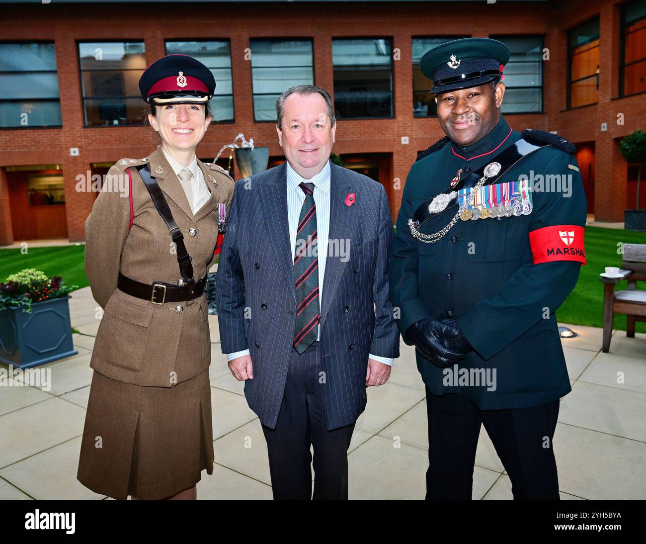 LONDRA, REGNO UNITO. 9 novembre 2024. Simon Wilkinson IPM (M) della Worshipful Company of Feltmakers, Zunft zur Waag e la ZURICH City Police Band partecipano alla sfilata del Lord Mayor's Show nel 2024 a Londra, Regno Unito. (Foto di 李世惠/SEE li/Picture Capital) credito: Vedi li/Picture Capital/Alamy Live News Foto Stock