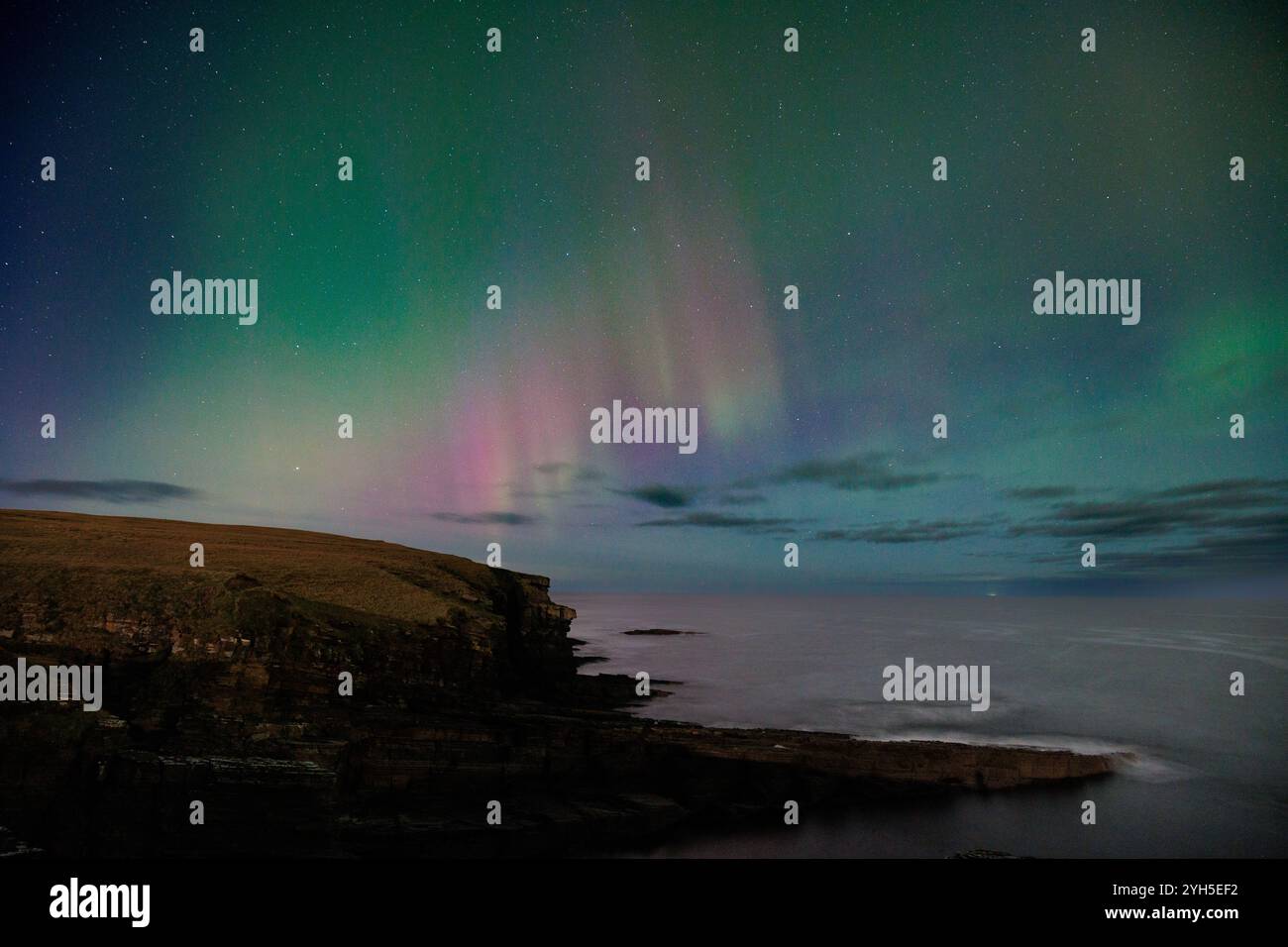 9 novembre 2024, Sandside Bay, Caithness, Scozia. Una colorata aurora boreale, o aurora boreale, illumina il cielo a Sandside Bay. Foto Stock