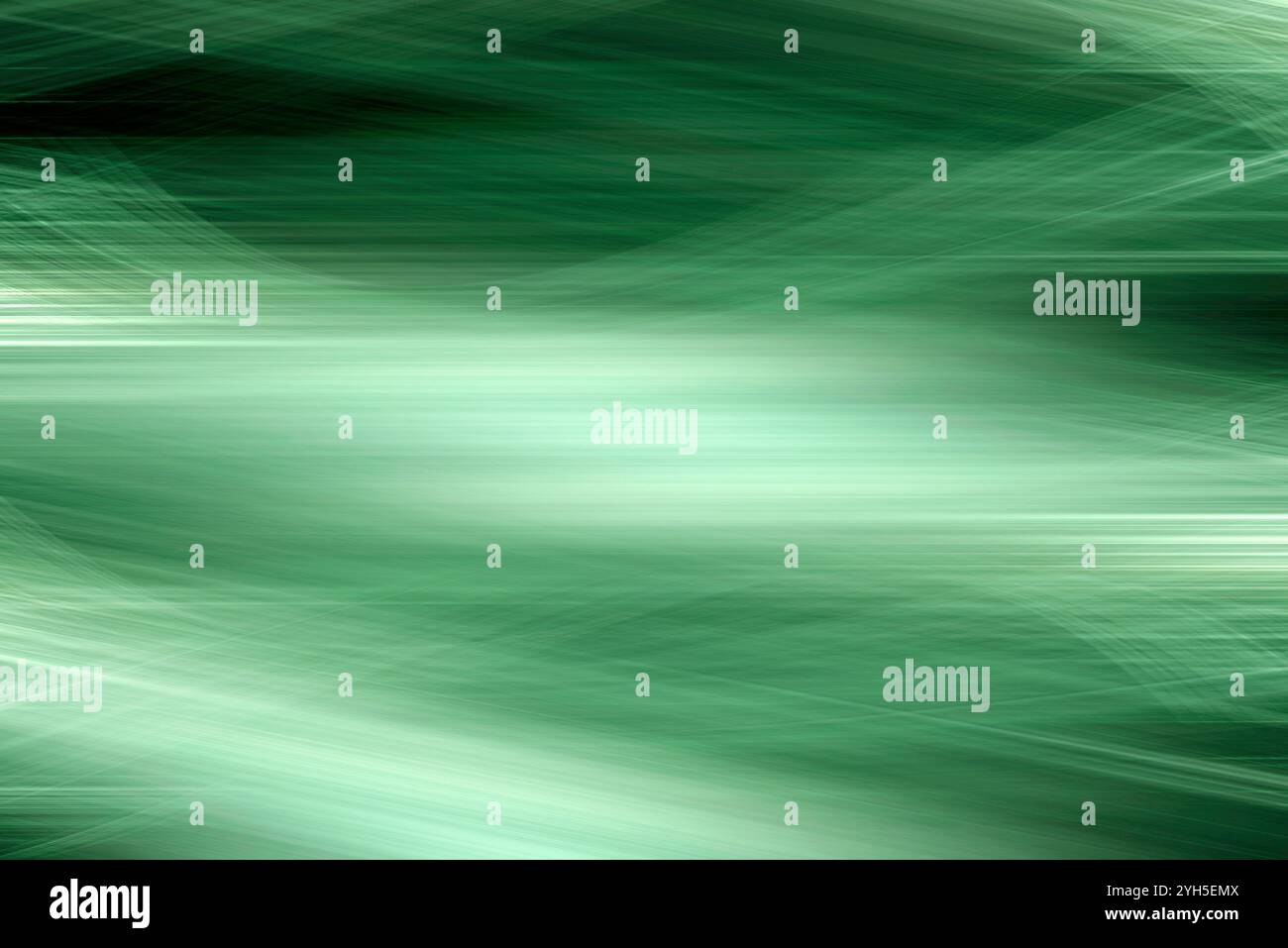 sfondo laser con effetto di movimento astratto verde, la luce di movimento verde scorre su sfondo nero. Effetto velocità astratta. I raggi di luce si muovono velocemente Foto Stock