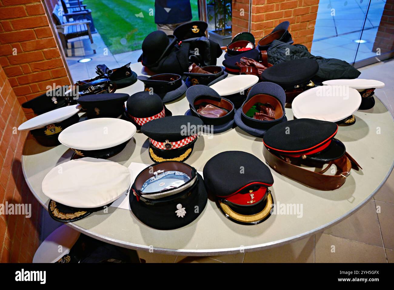 LONDRA, REGNO UNITO. 9 novembre 2024. La Worshipful Company of Feltmakers, Zunft zur Waag e la ZURICH City Police Band partecipano alla sfilata del Lord Mayor's Show nel 2024 a Londra, Regno Unito. (Foto di 李世惠/SEE li/Picture Capital) credito: Vedi li/Picture Capital/Alamy Live News Foto Stock