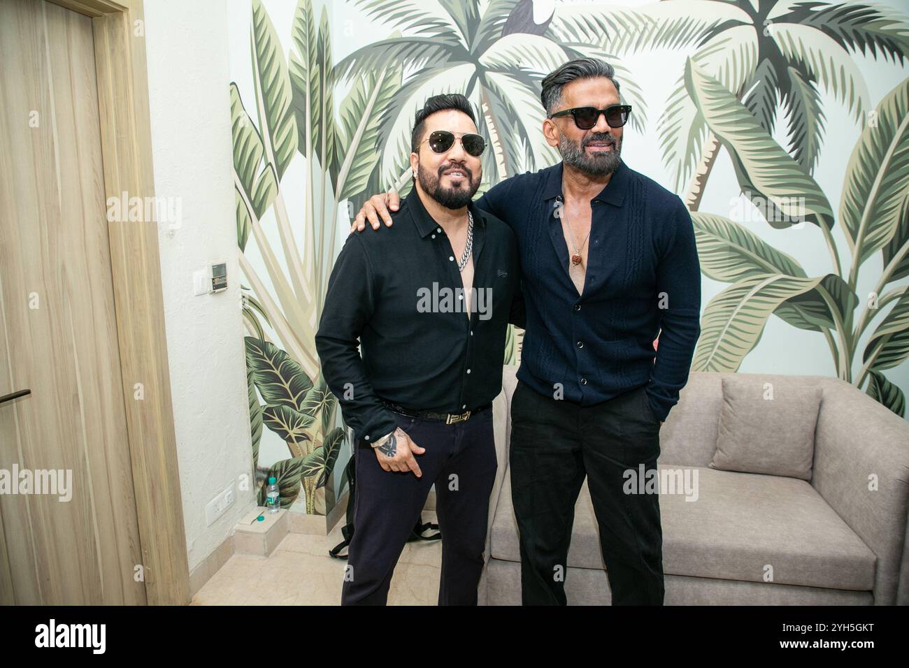 NUOVA DELHI, INDIA - 13 OTTOBRE: L'attore di Bollywood Suniel Shetty e la cantante Mika Singh durante l'inaugurazione dell'ospedale di ricerca e cura dell'Indian Cancer Institute, il 13 ottobre 2024 a nuova Delhi, India. ICI è stata costruita su una solida base di medici e oncologi diversi che trattano pazienti con i più alti livelli di cura ed empatia. Mika Singh, uno dei partner dell'ICI, ha anche sviluppato una stretta associazione di lavoro tra la sua ONG, ossia "Divine Touch" e ICI. (Foto di Raajessh Kashyap/Hindustan Times/Sipa USA ) Foto Stock