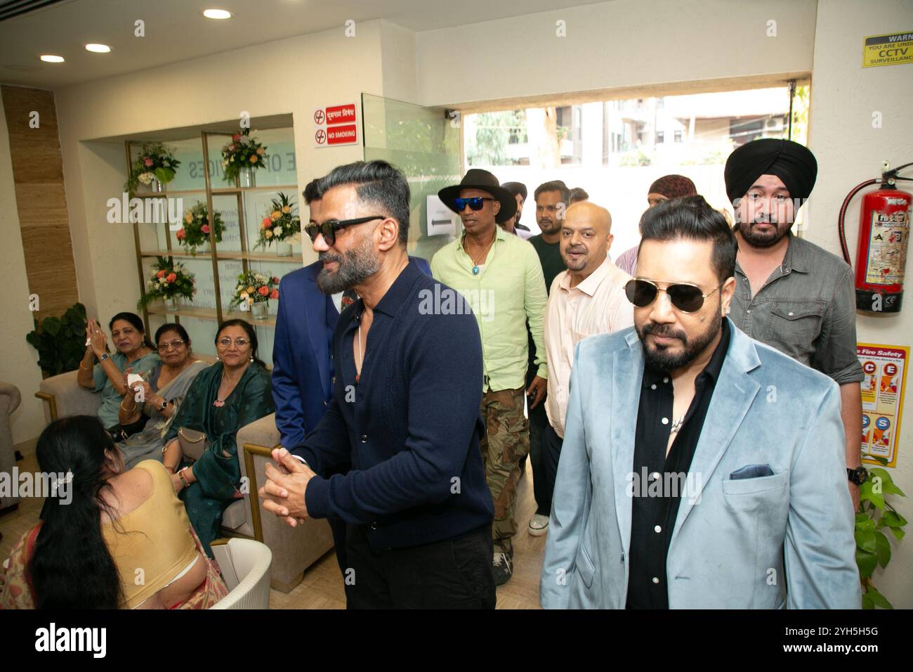 NUOVA DELHI, INDIA - 13 OTTOBRE: L'attore di Bollywood Suniel Shetty e la cantante Mika Singh durante l'inaugurazione dell'ospedale di ricerca e cura dell'Indian Cancer Institute, il 13 ottobre 2024 a nuova Delhi, India. ICI è stata costruita su una solida base di medici e oncologi diversi che trattano pazienti con i più alti livelli di cura ed empatia. Mika Singh, uno dei partner dell'ICI, ha anche sviluppato una stretta associazione di lavoro tra la sua ONG, ossia "Divine Touch" e ICI. (Foto di Raajessh Kashyap/Hindustan Times/Sipa USA ) Foto Stock