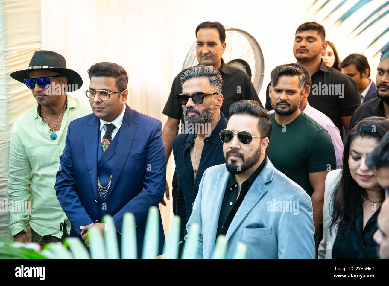 NUOVA DELHI, INDIA - 13 OTTOBRE: L'attore di Bollywood Suniel Shetty e la cantante Mika Singh durante l'inaugurazione dell'ospedale di ricerca e cura dell'Indian Cancer Institute, il 13 ottobre 2024 a nuova Delhi, India. ICI è stata costruita su una solida base di medici e oncologi diversi che trattano pazienti con i più alti livelli di cura ed empatia. Mika Singh, uno dei partner dell'ICI, ha anche sviluppato una stretta associazione di lavoro tra la sua ONG, ossia "Divine Touch" e ICI. (Foto di Raajessh Kashyap/Hindustan Times/Sipa USA ) Foto Stock