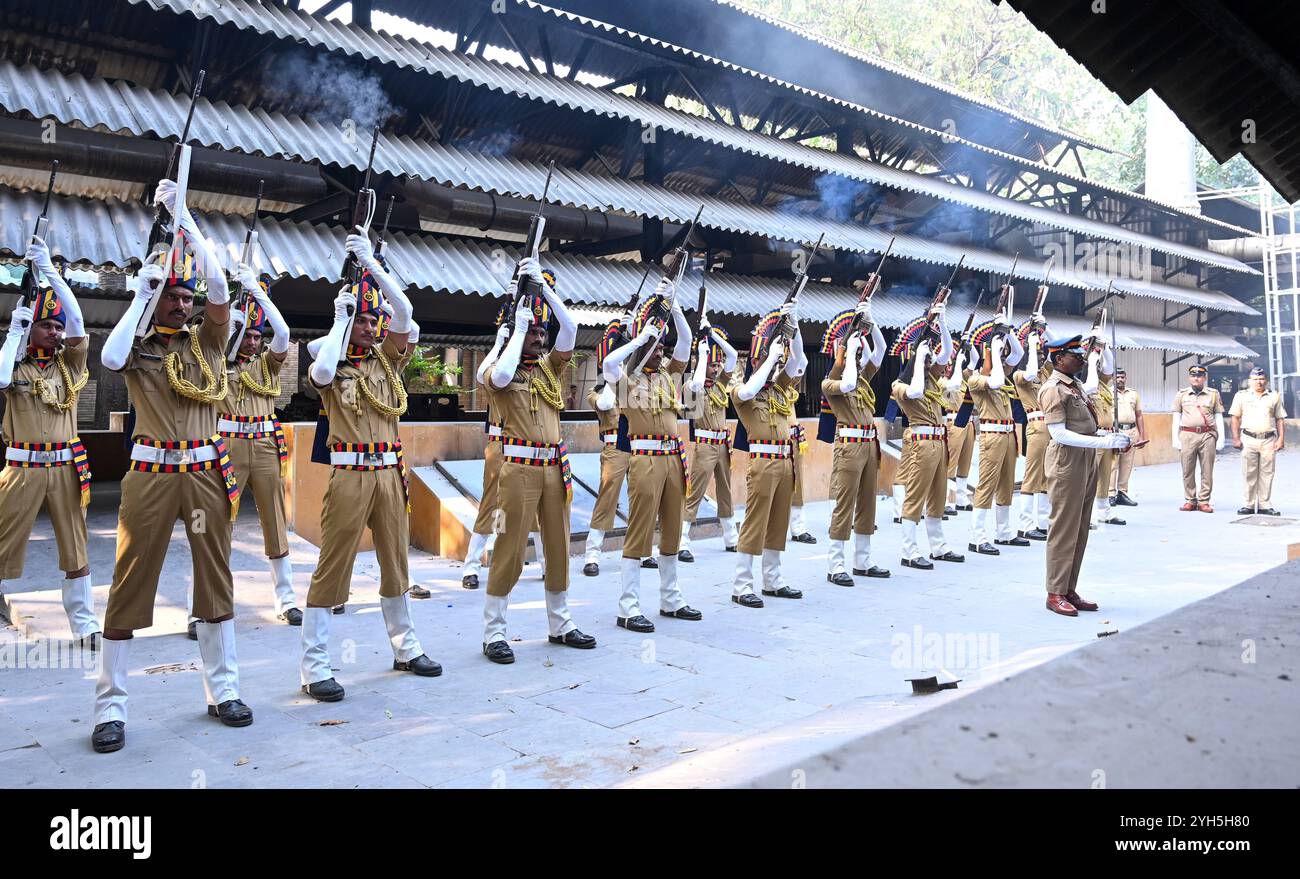 Mumbai, India. 9 novembre 2024. MUMBAI, INDIA - 9 NOVEMBRE: Il personale di polizia ha eseguito gli onori di stato durante il funerale di un leggendario giocatore di sarangi RAM Narayan che è morto all'età di 96 anni nella sua residenza a Bandra, il 9 novembre 2024 a Mumbai, in India. Il leggendario giocatore di sarangi Pandit RAM Narayan è morto il 9 novembre all'età di 96 anni. Nato nel 1927, Narayan era un rinomato musicista industano e maestro di sarangi. Ha ricevuto il prestigioso premio Padma Vibhushan e Sangeet Natak Akademi. (Foto di Raju Shinde/Hindustan Times/Sipa USA ) credito: SIPA USA/Alamy Live News Foto Stock