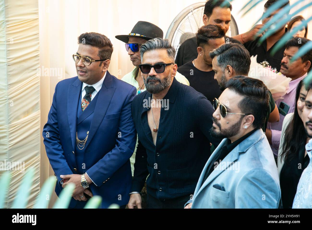 NUOVA DELHI, INDIA - 13 OTTOBRE: L'attore di Bollywood Suniel Shetty e la cantante Mika Singh durante l'inaugurazione dell'ospedale di ricerca e cura dell'Indian Cancer Institute, il 13 ottobre 2024 a nuova Delhi, India. ICI è stata costruita su una solida base di medici e oncologi diversi che trattano pazienti con i più alti livelli di cura ed empatia. Mika Singh, uno dei partner dell'ICI, ha anche sviluppato una stretta associazione di lavoro tra la sua ONG, ossia "Divine Touch" e ICI. (Foto di Raajessh Kashyap/Hindustan Times/Sipa USA ) Foto Stock