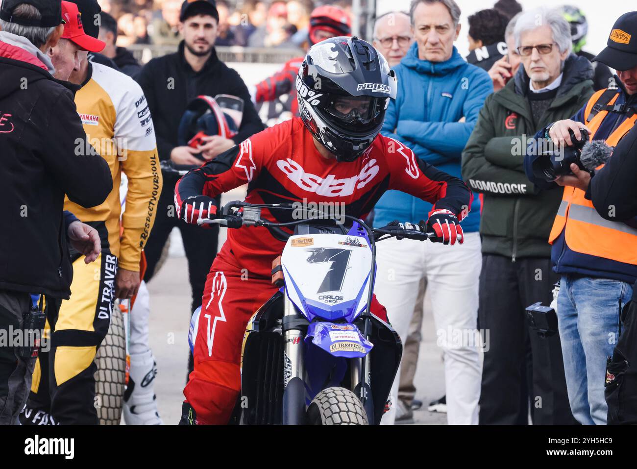 Milano, la Champions Charity Race durante l'edizione EICMA per i 110 anni del Salone del ciclo e della Moto a Rho Fiera Milano. Nella foto: Carlos Checa Foto Stock