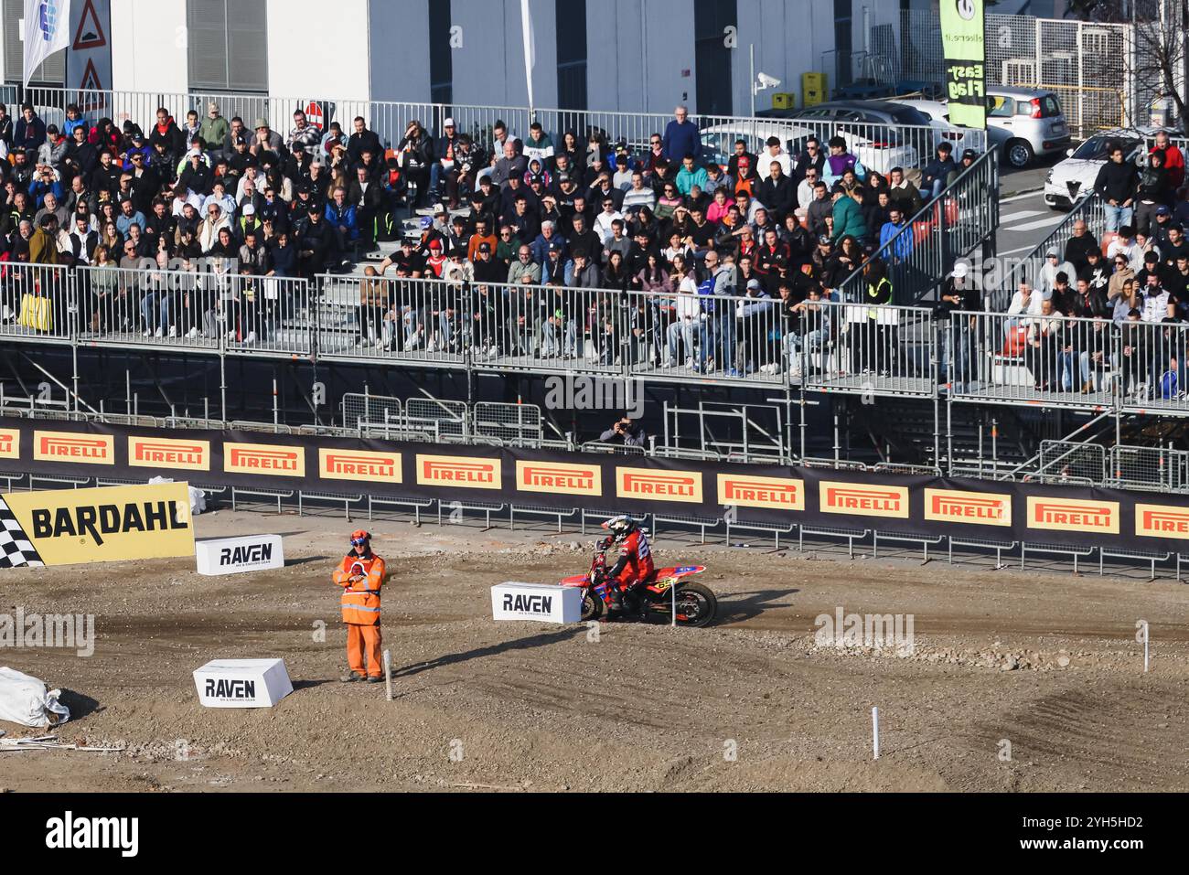 Milano, la Champions Charity Race durante l'edizione EICMA per i 110 anni del Salone del ciclo e della Moto a Rho Fiera Milano. Nella foto: Carlos Checa Foto Stock