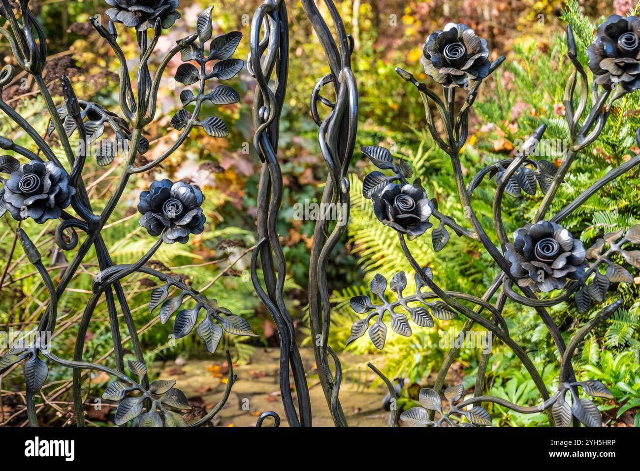 Cancello decorato nei Manor House Gardens nei Gibbs Gardens di Ball Ground, Georgia. (USA) Foto Stock