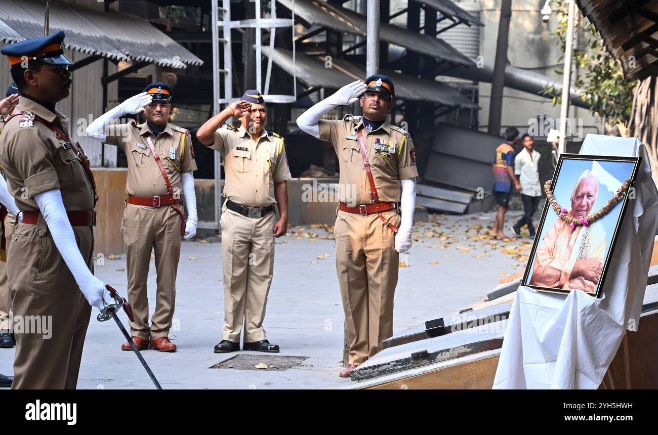 Mumbai, India. 9 novembre 2024. MUMBAI, INDIA - 9 NOVEMBRE: Il personale di polizia ha eseguito gli onori di stato durante il funerale di un leggendario giocatore di sarangi RAM Narayan che è morto all'età di 96 anni nella sua residenza a Bandra, il 9 novembre 2024 a Mumbai, in India. Il leggendario giocatore di sarangi Pandit RAM Narayan è morto il 9 novembre all'età di 96 anni. Nato nel 1927, Narayan era un rinomato musicista industano e maestro di sarangi. Ha ricevuto il prestigioso premio Padma Vibhushan e Sangeet Natak Akademi. (Foto di Raju Shinde/Hindustan Times/Sipa USA ) credito: SIPA USA/Alamy Live News Foto Stock