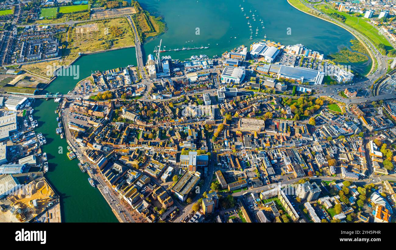 Vista aerea di Poole, una città costiera nel Dorset, Inghilterra meridionale, conosciuta per il suo grande porto naturale e le spiagge sabbiose, Regno Unito Foto Stock