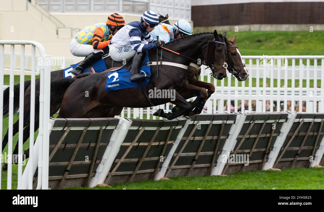 Le corse Jumpos tornano all'ippodromo di Ascot per la stagione 2024/25. Crediti JTW equine Images / Alamy. Foto Stock