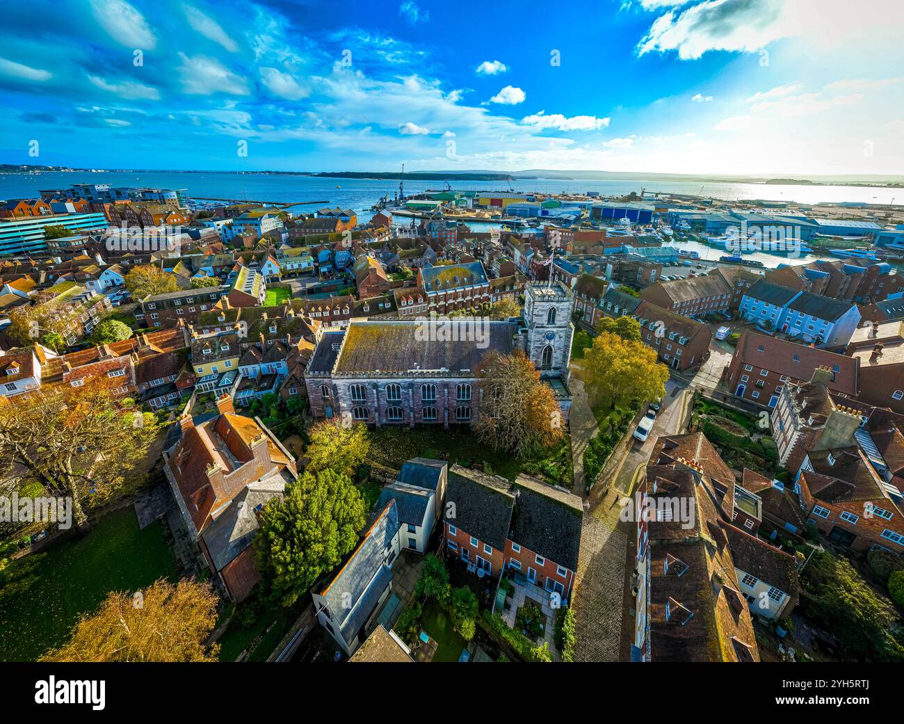 Vista aerea della chiesa di San Giacomo a Poole, una città costiera nel Dorset, nel sud dell'Inghilterra, conosciuta per il suo grande porto naturale e le spiagge sabbiose, nel Regno Unito Foto Stock