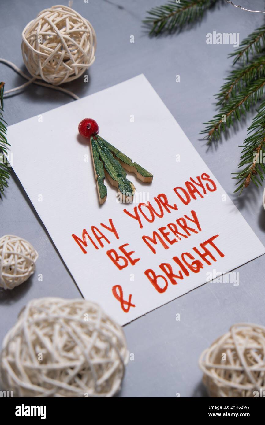 Preparazione natalizia sostenibile processo fai da te per realizzare biglietti d'auguri fatti a mano. Attività passo passo per i bambini. Hobby per le vacanze comprensivo e responsabile per alleviare lo stress. Celebrazione consapevole Foto Stock