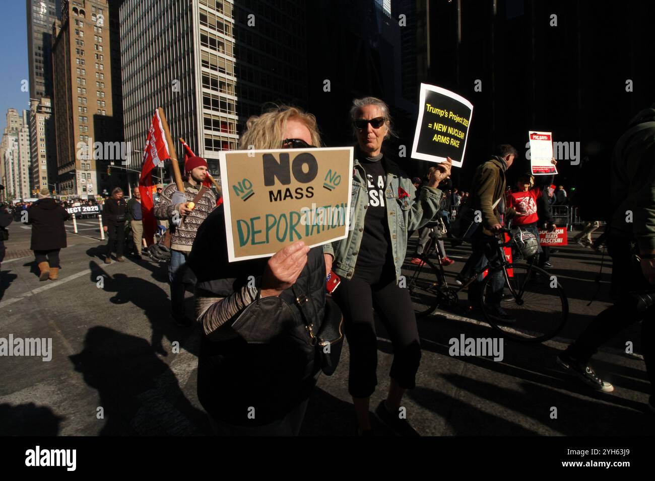 Manhattan, New York, Stati Uniti. 9 novembre 2024. New York, New York, 9 novembre 2024. Protesta '' Make the Road NY'' centinaia di manifestanti camminano da Columbus Circle lungo la 6th ave. ( The Avenue of the America's) fino a Times Square protestando contro una varietà di questioni. (Credit Image: © Bruce Cotler/ZUMA Press Wire) SOLO PER USO EDITORIALE! Non per USO commerciale! Foto Stock