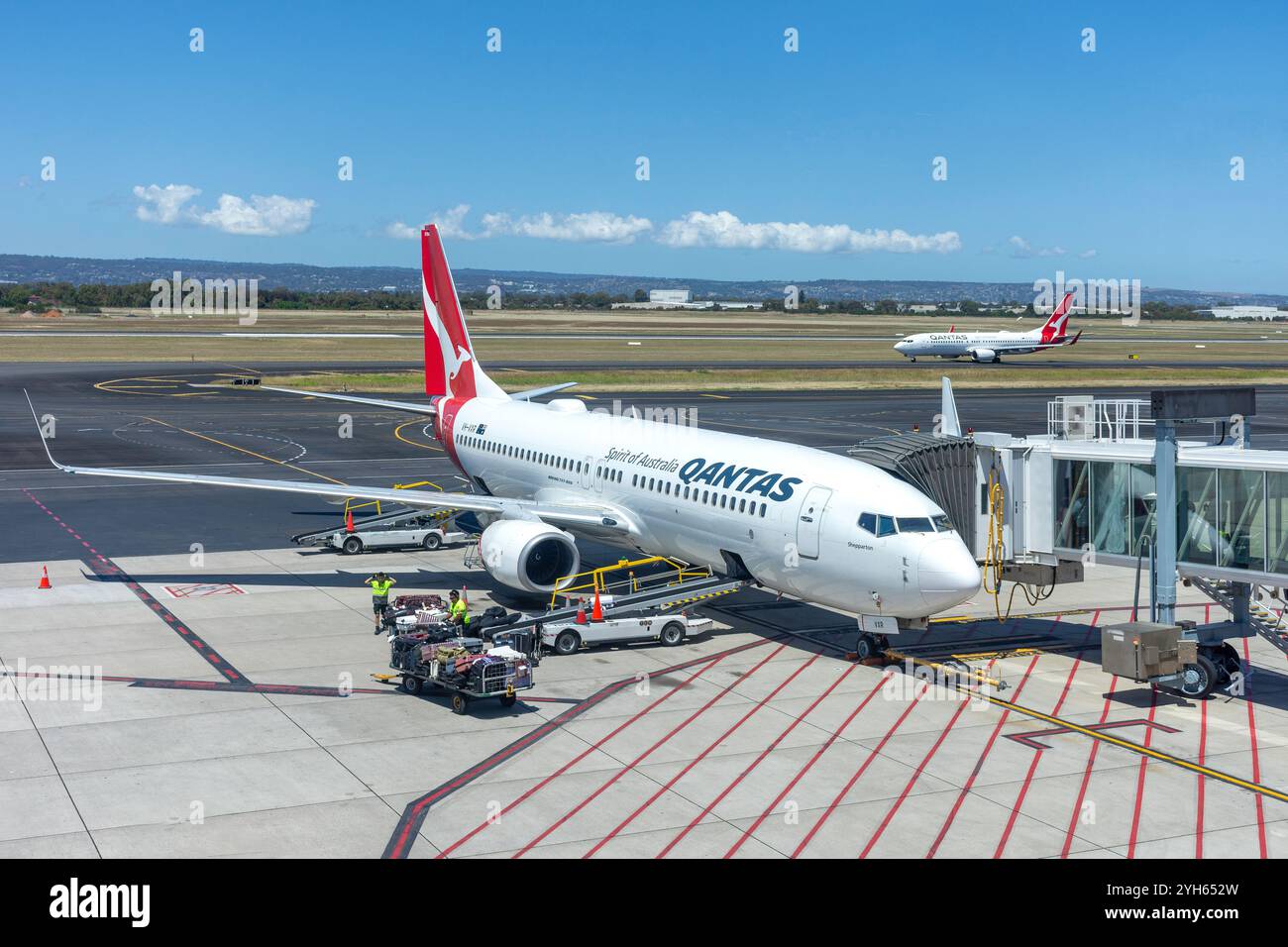 Velivolo Qantas Boeing 747-800 al gate dell'aeroporto di Adelaide, James Schofield Drive, Adelaide, Australia meridionale, Australia Foto Stock