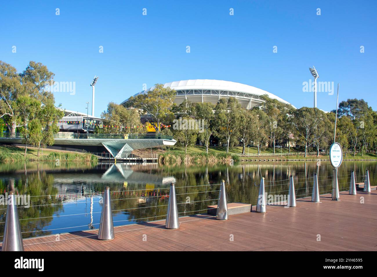 The Riverbank Precinct Pedestrian Bridge Lookout e Adelaide Oval Across River Torrens, Adelaide, Australia meridionale, Australia Foto Stock