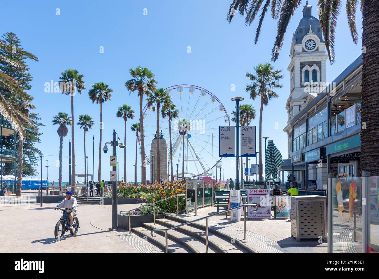 Glenelg Town Hall e Giant Wheel da Moseley Square, Glenelg, Adelaide, Australia meridionale, Australia Foto Stock