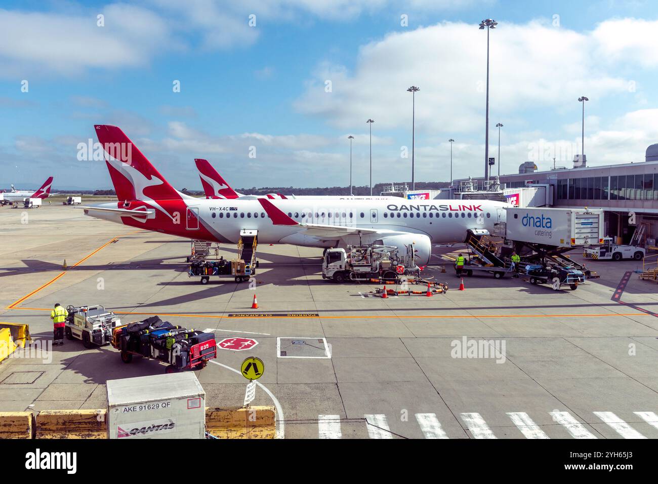 Aeromobili QantasLink Airbus A220-300 al Terminal 1, Aeroporto di Melbourne, Tullamarine, Melbourne, Victoria, Australia Foto Stock