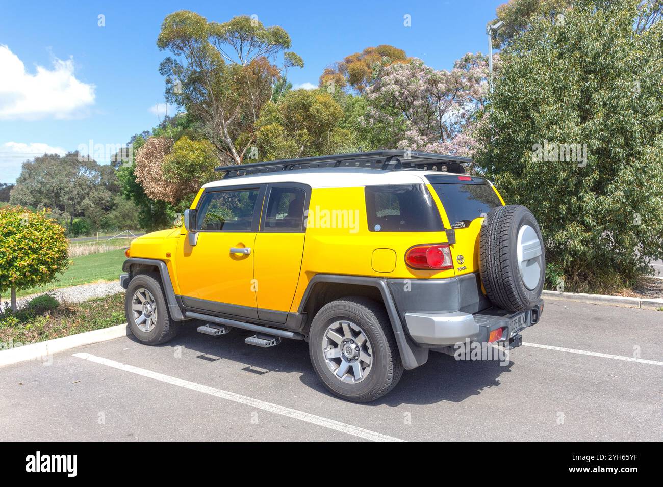 La Toyota F J Cruiser parcheggiò a Vineyard, Tanunda, Barossa Valley, Australia meridionale, Australia Foto Stock