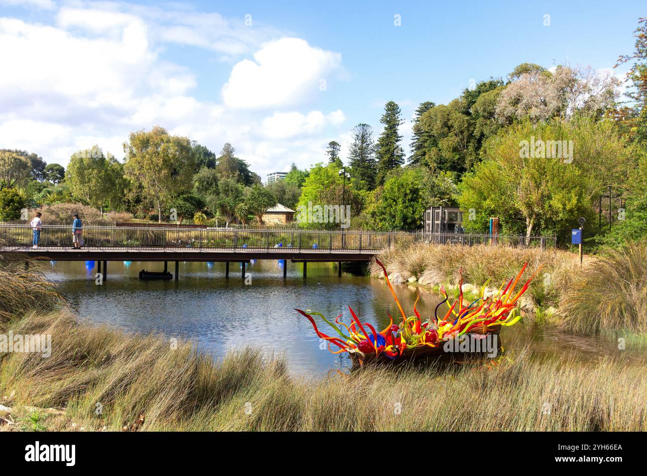 Scultura in vetro di Murano nel lago principale, giardino botanico di Adelaide, North Terrace, Adelaide, Australia meridionale, Australia Foto Stock