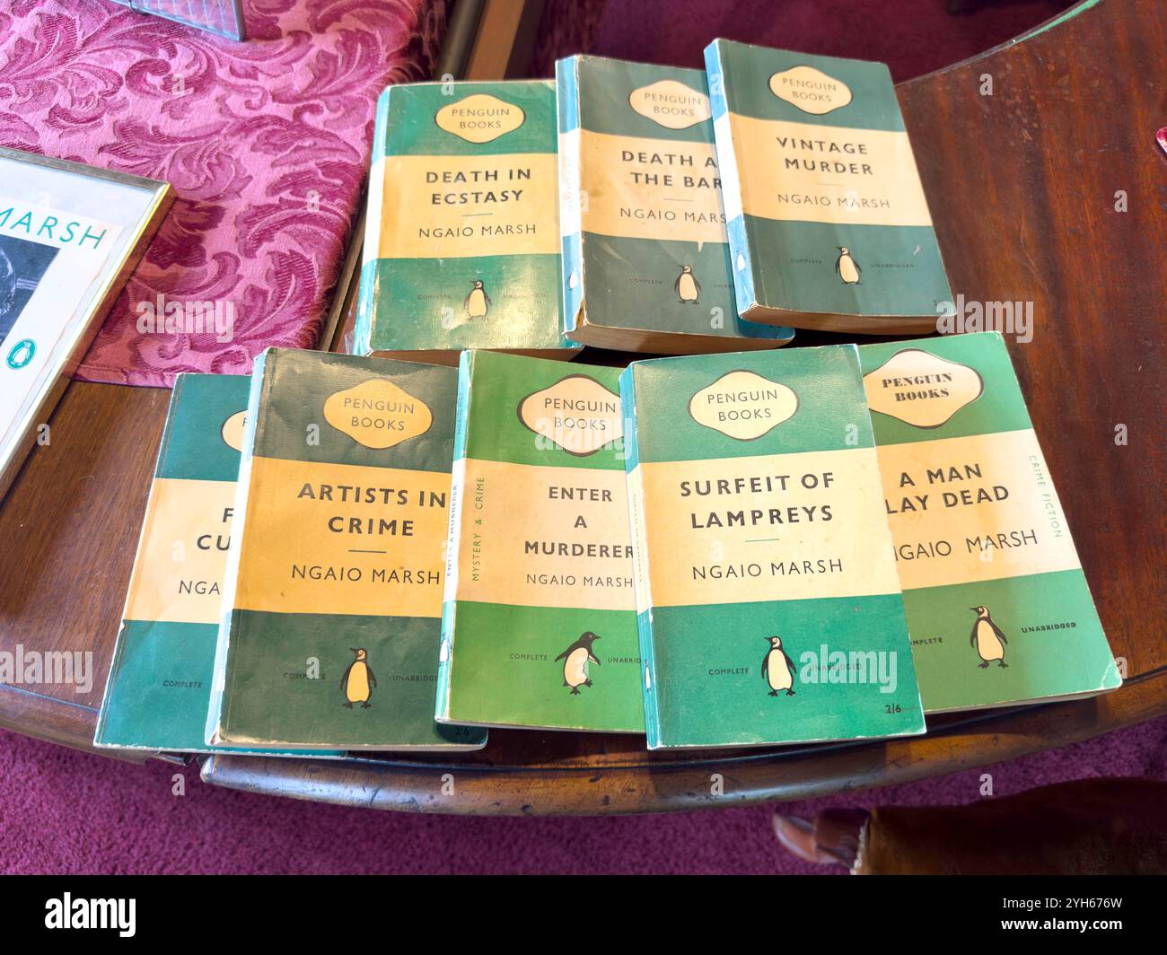 Selezione di titoli di libri di pinguini a Ngaio Marsh House, Valley Road, Cashmere, Christchurch (Ōtautahi), Canterbury, nuova Zelanda Foto Stock