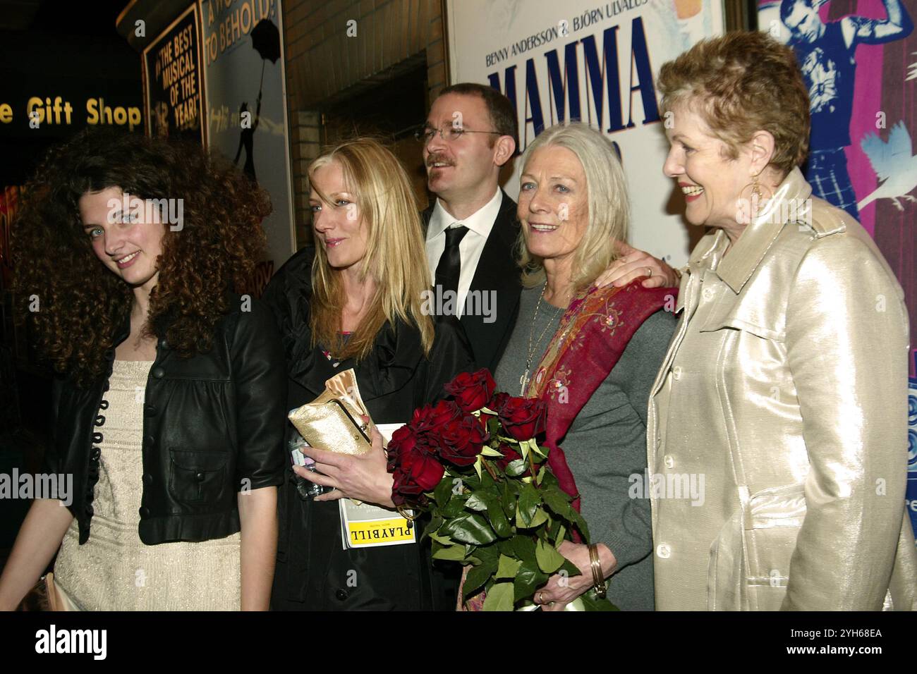 NEW YORK, NY- MARZO 29: Daisy Bevan, Joely Richardson, Carlo Gabriel Nero, Vanessa Redgrave e Lynn Redgrave lasciano il teatro dopo la notte di apertura dell'anno del pensiero magico al Booth Theatre il 29 marzo 2007 a New York. Crediti: Joseph Marzullo/MediaPunch Foto Stock