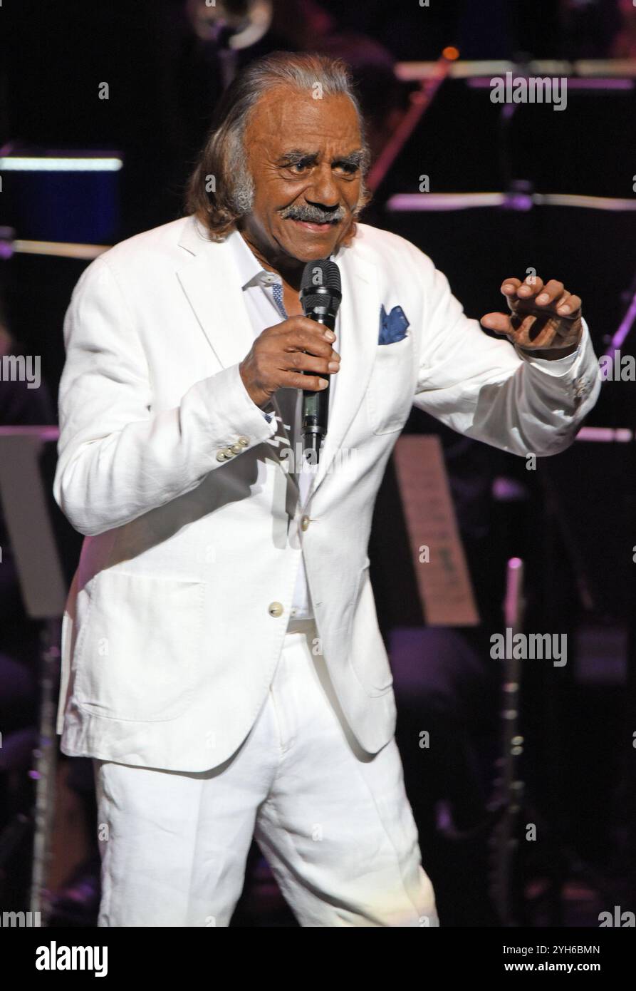 GA. 09 novembre 2024. Johnny Mathis sul palco di Johnny Mathis: The Voice of Romance Tour con Atlanta Pops Orchestra, Byers Theatre al Sandy Springs Performing Arts Center, Sandy Springs, GA, 9 novembre 2024. Crediti: Derek Storm/Everett Collection/Alamy Live News Foto Stock