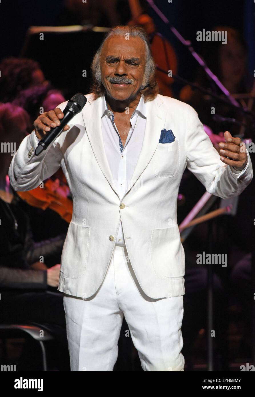 GA. 09 novembre 2024. Johnny Mathis sul palco di Johnny Mathis: The Voice of Romance Tour con Atlanta Pops Orchestra, Byers Theatre al Sandy Springs Performing Arts Center, Sandy Springs, GA, 9 novembre 2024. Crediti: Derek Storm/Everett Collection/Alamy Live News Foto Stock
